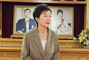 구미 찾은 박근혜…여권 내홍 언급 관심