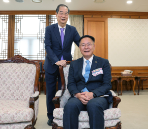 <특집> “총리 동상” “칠곡 누님”…한 총리ㆍ수니와칠공주 가슴 찡한 만남