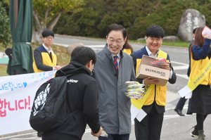 <수능 이모저모> 임종식 경북교육감, 수능 당일 시험장 방문해 수험생 격려
