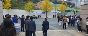 <수능 이모저모>포항시학교운영위원장협의회, 두호고서 수능 응원 캠페인