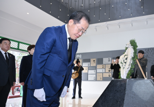 홍준표 대구시장, 순국선열 애국애족 정신 기리는 참배