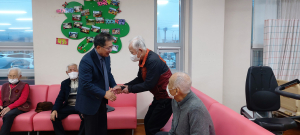김진열 군위군수, 연말맞이 군위군재가노인지원센터 현장방문
