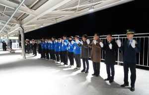 중부내륙선 충주~문경 개시 “첫 고객 환영”