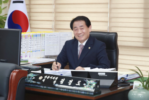 <송년사> 김경도 안동시의회 의장 “시민 목소리 정책에 반영…행정력ㆍ정책ㆍ예산이 버팀목 되도록 견인”
