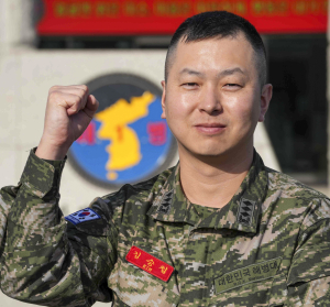 쓰러진 여성 구한 포항 해병대 대위 ‘귀감’