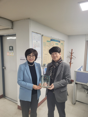 매호효성백년가약아파트 입주민, 대구 수성구의회 황혜진 의원에 감사패 전달