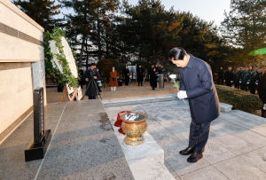 성주군, 충혼탑 참배로 새해 업무 시작