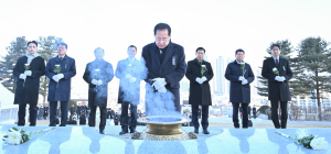 홍준표 대구시장, 乙巳年 앞산 충혼탑서 신년 참배