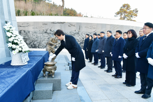 경산시, 충혼탑 참배로 2025년 새해 업무 시작
