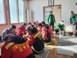 대구 군위군 삼국유사면 새마을회, 산불 진화 현장서 급식 봉사