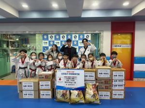 포항 환호동 늘품태권도장, 물품 후원…원생과 9년째 나눔활동 이어와