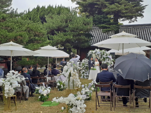 경주 예비부부 “작은 결혼식 행복은  충만”
