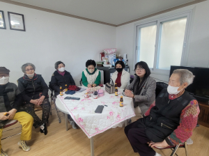포항 용흥동장, 경로당 찾아 위문품 전달