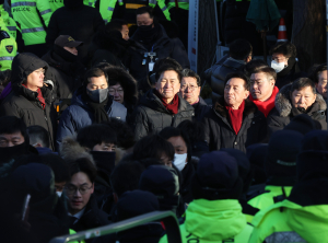 與의원 35명, 새벽부터 관저 앞 지켰다