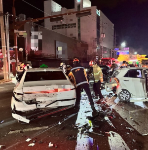 포항 교차로 3중 추돌 사고…4명 중경상