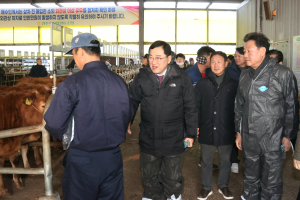 주낙영 경주시장, 경주가축시장 방문 농민들과 소통