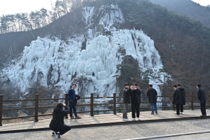 영주시 평은면 용혈폭포…겨울 이색 명소 각광