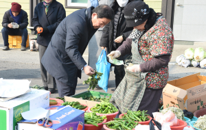 대구시 군위군의회, 장보기 행사…전통시장 활력 불어넣기