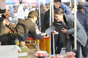 설맞이 전통시장 장보기 행사…달성군, 어려움 겪는 상인 도와