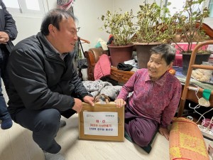 대구 군위군 산성면 공무원 봉사단, 설 맞아 취약계층 선물세트 전달