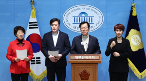 “민주, 카톡 이어 여론조사 검열 규탄”