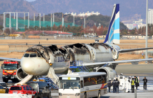 무안공항 참사 한달 만에 저가항공 화재…안전 문제 불신 가중