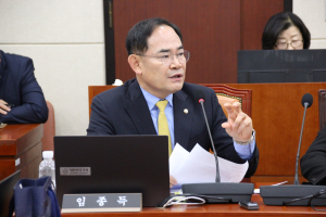 “장관 첫 지시 ‘의원 아닌 요원들 빼내라’”