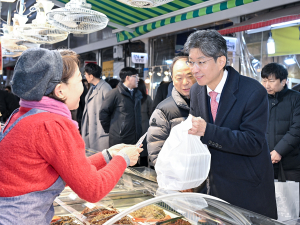 정장수 대구 경제부시장, 신매시장서 명절 물품 구입
