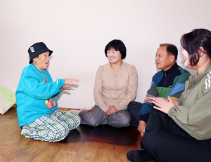 칠곡할매래퍼 리더 박점순 “운동하고 꽃길 가자” 새해덕담도 랩으로