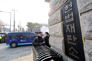 역사의 갈림길에 선 헌재가 선택한 다음 행보?