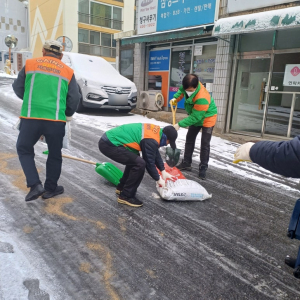 김천시 대신동 자율방재단, 설 연휴 제설작업 실시