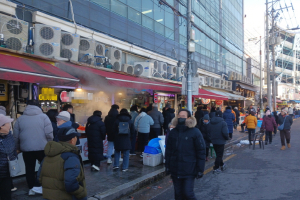 ‘포항 과메기ㆍ대게 귀환’ 죽도시장 북새통