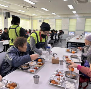 포항시 남구보건소, 무료급식소 어르신 배식 봉사 ‘따뜻한 온정 나눔’