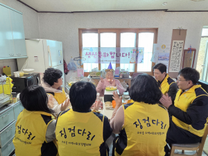 대구 군위읍 지역사회보장협의체, 홀몸어르신 ‘생신축하’ 실시