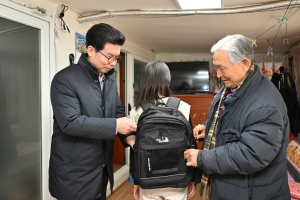영덕복지재단, 저소득 신입생 책가방 지원