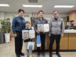 구미경찰서, 실종 아동 구호 시민 父子 감사장 수여