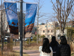 일상에 다가온 예술 ‘바람 타고 펄럭펄럭’