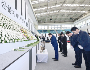 홍준표 대구시장, 영남권 산불피해 희생자 합동분향소 조문