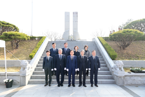 배낙호 김천시장, 충혼탑 참배로 공식행보