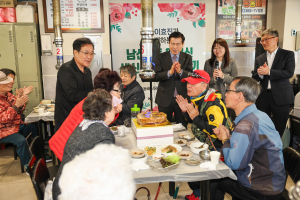 대구 중구 남산4동 주민자치위, 홀로어르신 위한 생신상