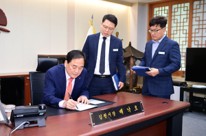 취임 1호 결재하는 배낙호 김천시장