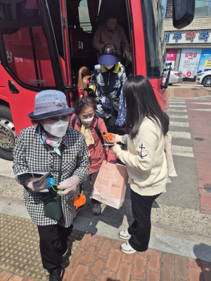 대구시티투어버스 군위전통시장 코스 관광객 대상 특별 이벤트 진행