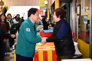 배낙호 김천시장, 취임 첫 일정으로 전통시장 방문