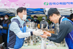 달리다가 힘들면 ‘국수 한 그릇’…월성본부, 경주벚꽃마라톤 봉사
