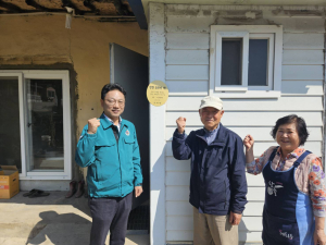 김천시 조마면, ‘칭찬 조마인’ 가정 문패 달아주기 행사