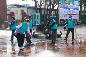 더 나은 칠곡 위해…왜관역 광장 ‘깨끗하게’ 솔선