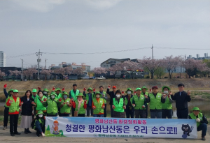 김천시 평화남산동 자연보호협의회, 직지사천 EM흙공 던지기 활동