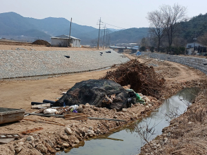 봉화 창평천 복구 공사장 폐기물 방치 눈살…‘봐주기 행정’ 지적