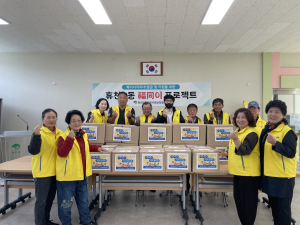 영주 휴천3동 단체, 독거노인에 소백산마라톤 기념품 전달