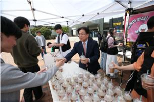 대구가톨릭대, ‘총장이 쏜다’ 중간고사 간식 배부
